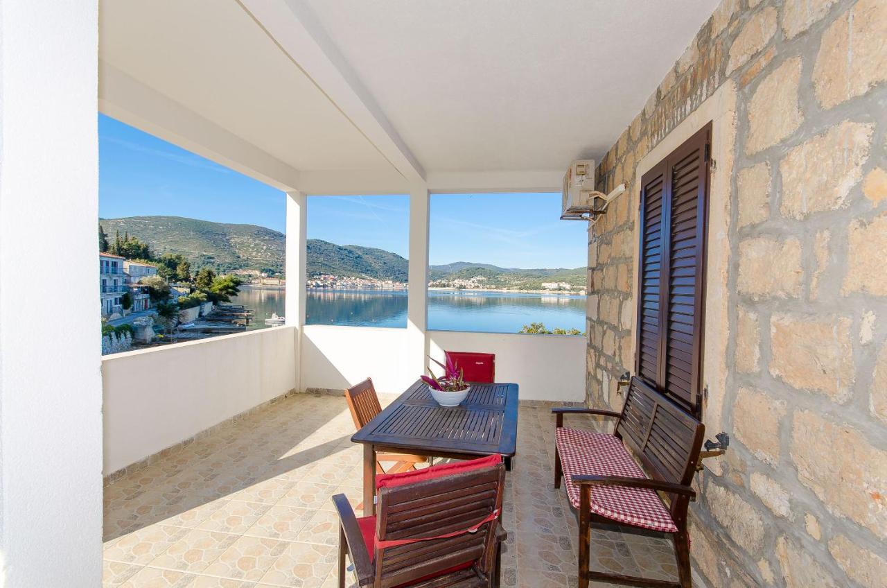 Apartments Ivanka Vis Exterior photo